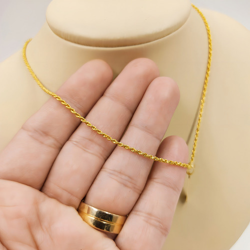 Collar discreto con colgante de amor chapado en oro para mujer