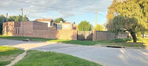 Casa En Venta - 3 Dormitorios 2 Baños - Cocheras - 442mts2 - Coronel Brandsen