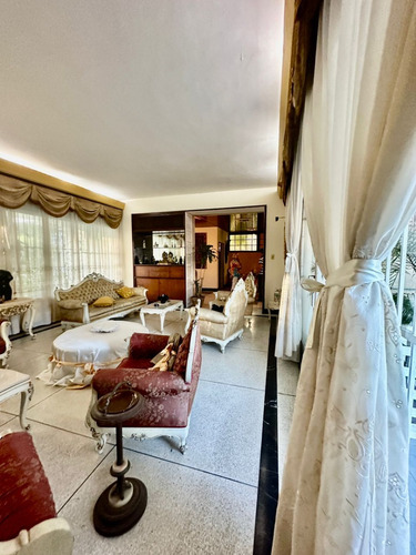 Vendo Casa De Oportunidad Ubicada En La Calle El Estanque, Country Club Caracas Municipio Libertador, Con Área 1180m2 T. 700m2 C.