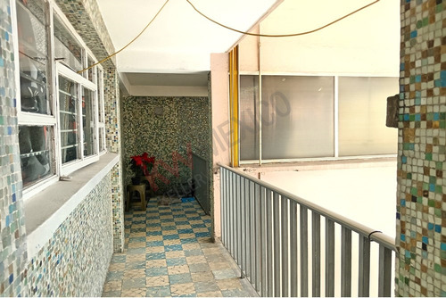 Edificio Con Local En Esquina Sobre Avenida Principal: Calz. Ignacio Zaragoza