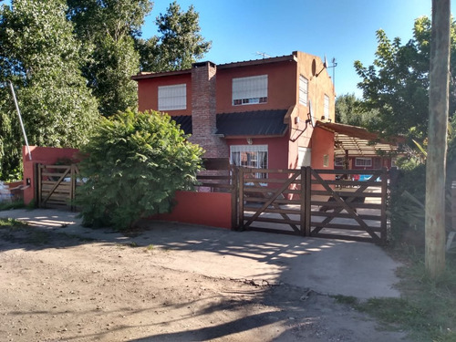 Latorre Prop. Vende Amplio Chalet + 2 Deptos Con Piscina 