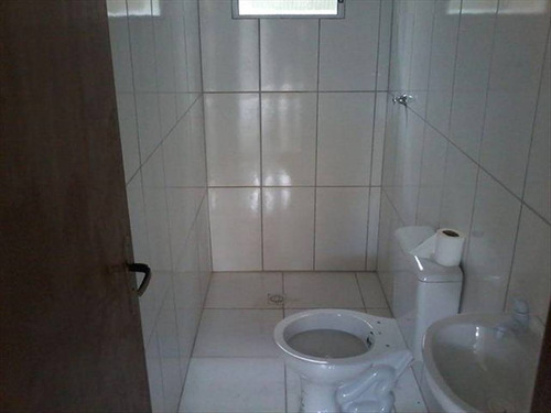 Imagem 20 de 30 de Imóvel Novo Tipo Casa Térrea Em Condominio Fechado Com Excelente Acabamento Com Azulejo Até O Teto Tanto Na Cozinha Como No Banheiro E Moldura De Gesso Nestes Dois Ambientes Janela De Alumínio Cor B