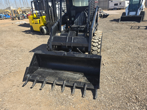 Minicargador Bobcat 751 Con Motor Diesel 4 Cil. Y Aditamento