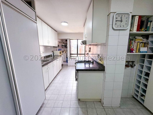 Venta De Amplio Apartamento En Los Dos Caminos Mls #25-4853