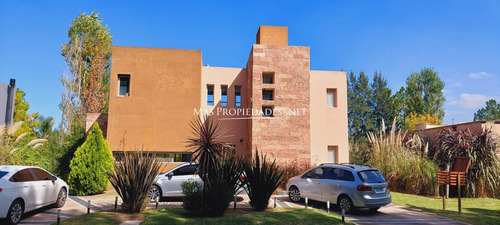 Casa En Alquiler Anual En Barrio Malibu Canning