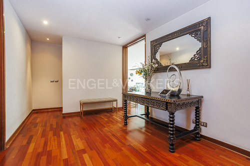 Departamento Con Un Estudio Independiente En El Nivel Calle.