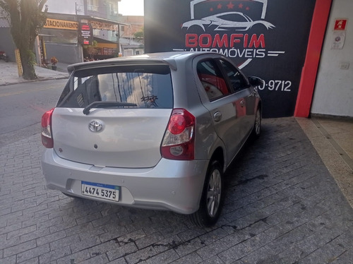 Imagem 8 de 12 de Toyota Etios