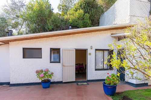 Cómoda Casa Con Distintos Ambientes Interiores Y Exteriores