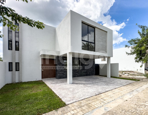 Casa En Venta En Mérida En Privada Soluna, Temozón Norte