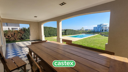 Casa A La Laguna En Barrio Marinas, Puertos, Escobar