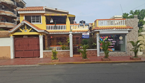 Casa De 2 Niveles Con Local Comercial En Ens. Ozama Santo Domingo Este