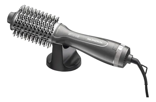 Escova secadora Mondial Space Shine cinza, com cabo preto e cerdas duplas, apoiada em um suporte preto em fundo branco.