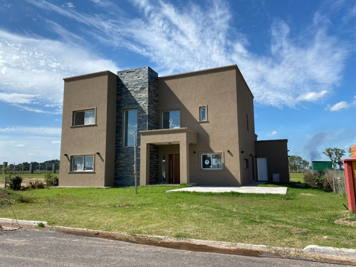 Casa En Venta En Barrio Cerrado Zona Oeste Financiada