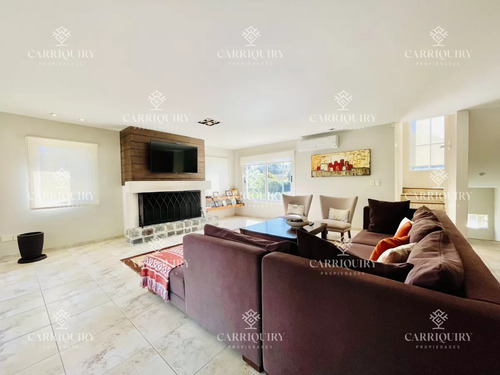 Excelente Casa De 4 Dormitorios, Piscina Climatizada Y Barbacoa En Pinares, Punta Del Este