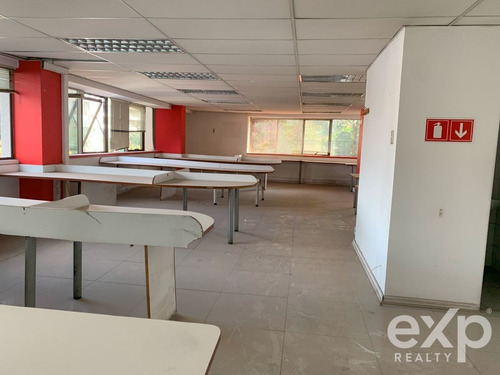 Oficina En Arriendo En Las Condes, Amplitud Y Conectividad