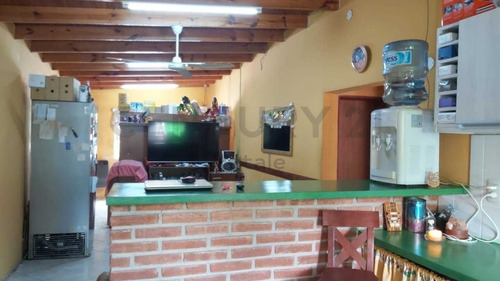 69 Y 142. Casa En Venta, 2 Dormitorios, .patio Amplio. Los Hornos