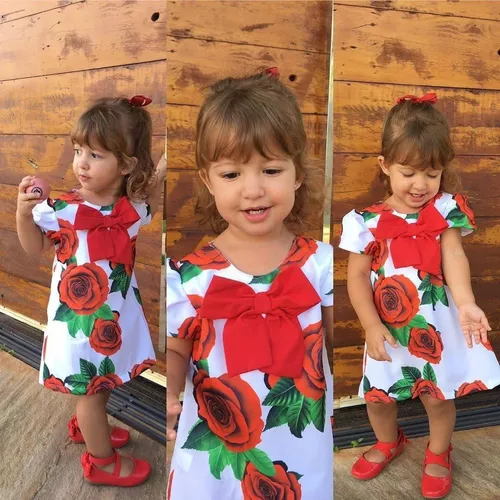 Vestido infantil com listras brancas e flores vermelhas