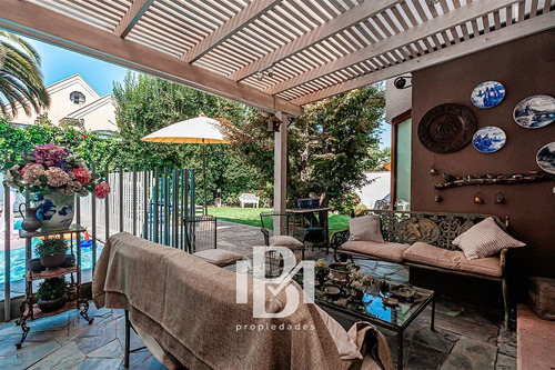 Condominio , Casa En Venta De 4 Dorm. En Las Condes