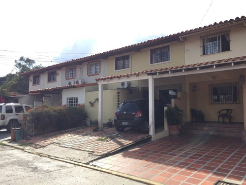   Maribelm & Naudye, Venden Bella Casa En Conj. Cerrado En Urb. Valparaiso, Barquisimeto  Lara, Venezuela,  3 Dormitorios  4 Baños  240 M² 
