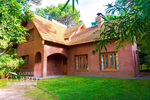 Imagen 2 de 22 de Amplio Y Hermoso Chalet En Venta