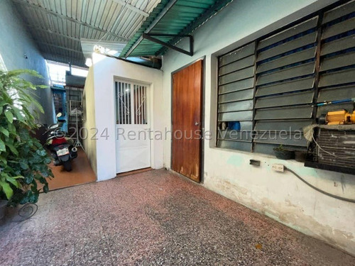Casa En Venta (para Remodelar) En Av. Los Cedros En Maracay. 24-15540 Cm
