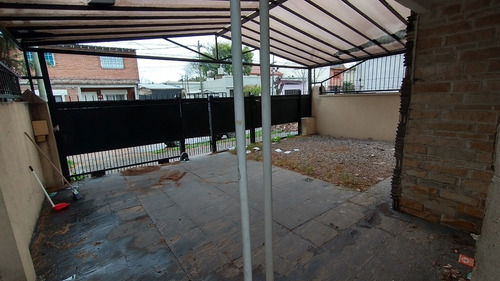 Imagen 2 de 20 de Casa Con Parque En Calle Gluck