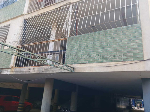 Bray Montoya Vende Amplio Apartamento En El Centro De Barquisimeto En Proceso De Remodelacion Con Todos Los Servicios Basicos Posee 4 Habitaciones 3 Baños Contactame! 2#4#2#0#8#1#3 Bray Montoya