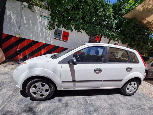 Imagen 5 de 15 de Ford Fiesta 2010 1.6 Ambiente Mp3