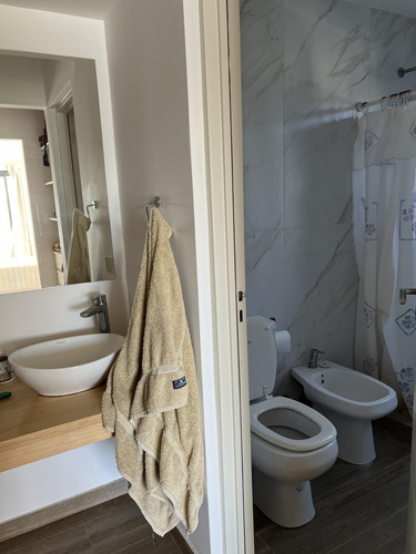 Hermosa Casa En Una Planta A Espejo De Agua En Lote Perimetral