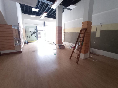 Imagen 8 de 10 de Local Comercial - Sarandí Y 33 , 300 M2 De Salón, 13 Mts De Frente, Único !!