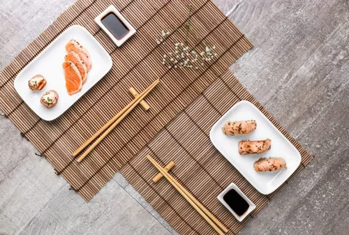 Jogo de pratos e molheiras para comida japonesa em ceramica