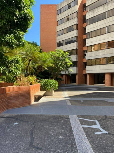 Se Alquila Amoblado, Iluminado Y Ventilado Apto En La Urb. Los Chorros, Piso Bajo