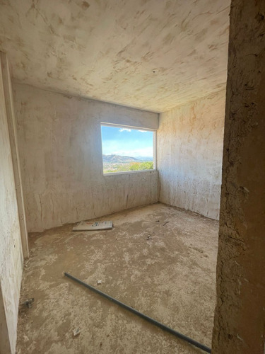 Town House En Venta Res. Cumbres De La Esmeralda. 10 Mese De Financiamiento. Gerardo