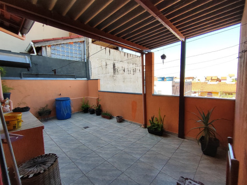 Casa Com Excelente Localização De Mercados, Posto De Saúde E Outras Facilidades