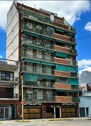 Ambiente Al Frente Con Balcon