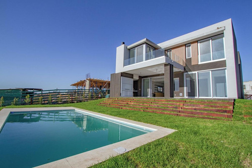Imagen 3 de 30 de Venta | Casa Con 4 Dormitorios Y Dependencia | A Estrenar | Lote Al Agua | Carpinchos