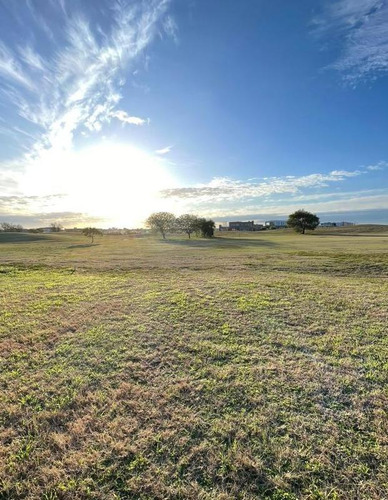 Lote En Venta Canton Golf - Vista Abierta Al Golf - Hermosa Orientacion - Unico Cercano Al Ingreso