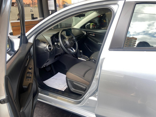 Imagen 9 de 18 de Mazda 2 Sedan Touring At 1.5 2024 / Mz127 / Vf