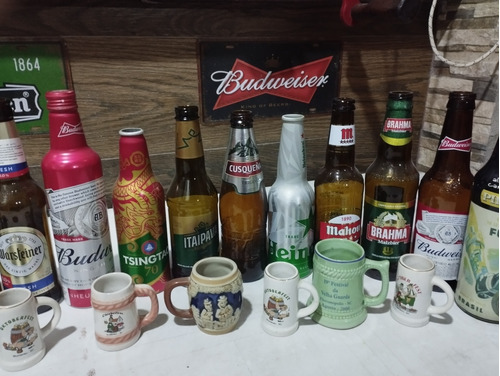 Botellas De Cerveza Y Jarras