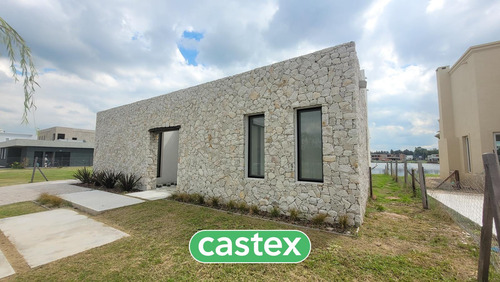 Casa A La Venta De 5 Ambientes En El Barrio Santa Ana En Villanueva.