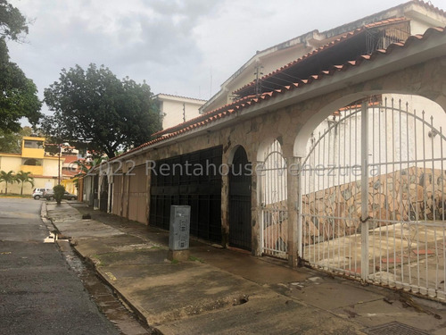 Casa De Uso Comercial Bien Distribuida, Con Detalles En Madera De Primera