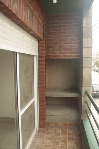 Imagen 4 de 14 de Patrón Al 5700, Villa Luro. Dúplex Sin Expensas. Superficie 73 M2. 2 Plantas. 3 Ambientes. 2 Dormitorios. Suite. 2 Baños. 2 Balcones A La Calle, Uno En Casa Planta. Parrilla Propia. Cochera P/ 2 Autos