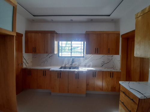 Interesante Casa Moderna Y Amplia En Venta Residencial Cerrado, Santiago Hfc-219