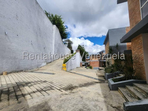 Estupenda Casa En Venta En Alto Hatillo. N E G O C I A B L E
