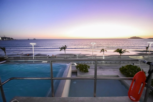 Condominio En Cristal Bay - 2 Recámaras, Vista Al Mar - Ideal Para Vivir O Invertir - $9,500,000 Mxn