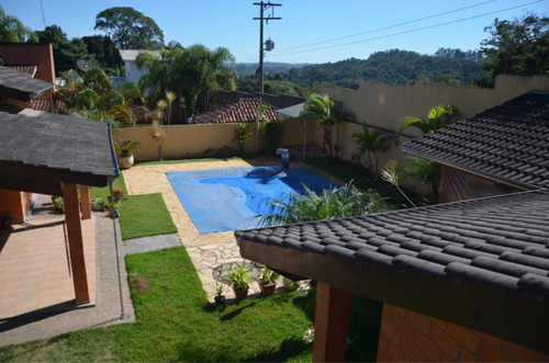 Casa Em Condomínio Fechado Com Piscina E Churrasqueira.