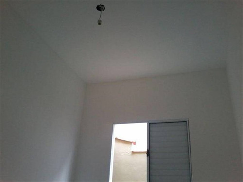 Imagem 17 de 30 de Imóvel Novo Tipo Casa Térrea Em Condominio Fechado Com Excelente Acabamento Com Azulejo Até O Teto Tanto Na Cozinha Como No Banheiro E Moldura De Gesso Nestes Dois Ambientes Janela De Alumínio Cor B
