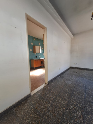Tipo Casa 4 Amb Al Frente En Planta Baja Con Patio * A Mts De Avenidas*