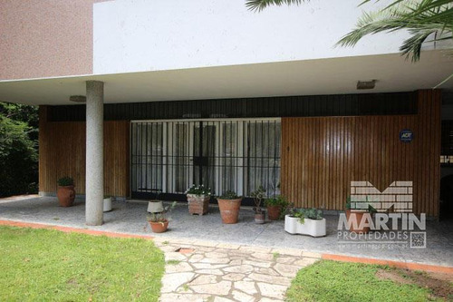 Casa Sobre Lote De 838 M2, Con Gran Parque Y Pileta - La Lucila, Excelente Ubicación