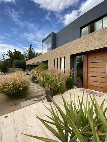 Espectacular Casa Estilo Moderna En Brisas De Chicureo